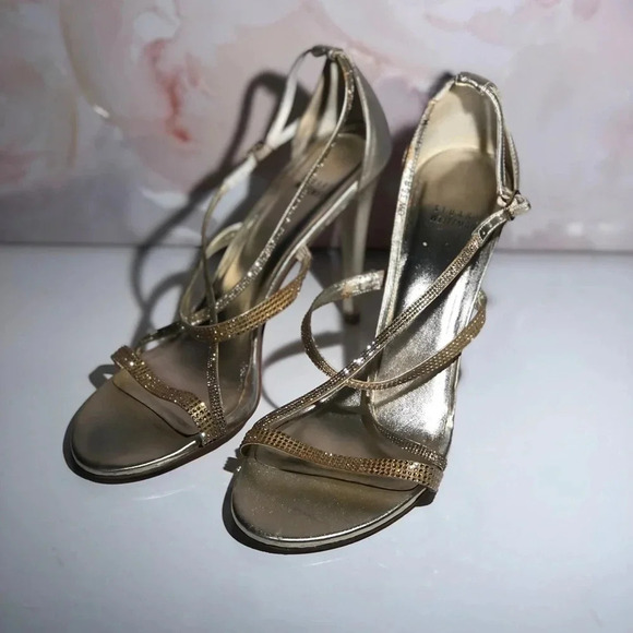 ! Stuart Weitzman
Gold Surreal Jewel-detailed Crisscross Sandal -- Size … - Picture 1 of 7